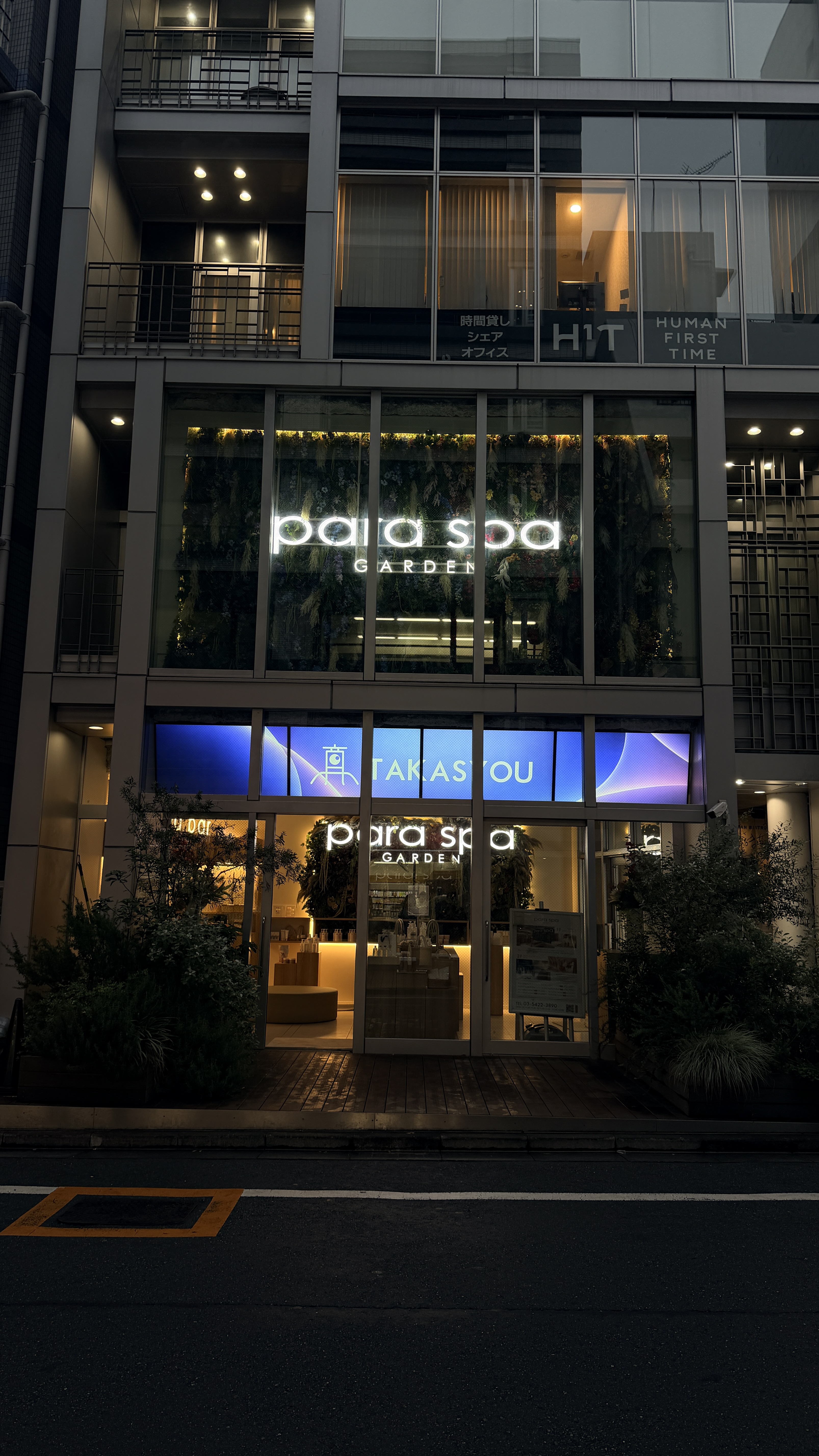 para spa GARDEN SHIBUYAの窓面に並ぶTV-G65-IDの4連画面