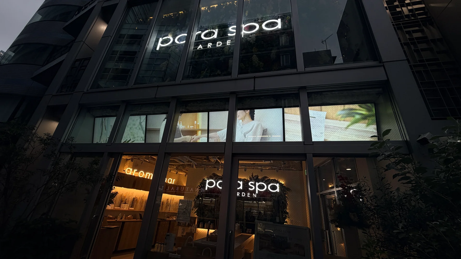 para spa GARDEN SHIBUYAの店舗外観と、入口上部に設置されたTV-G65-IDの4面連結表示