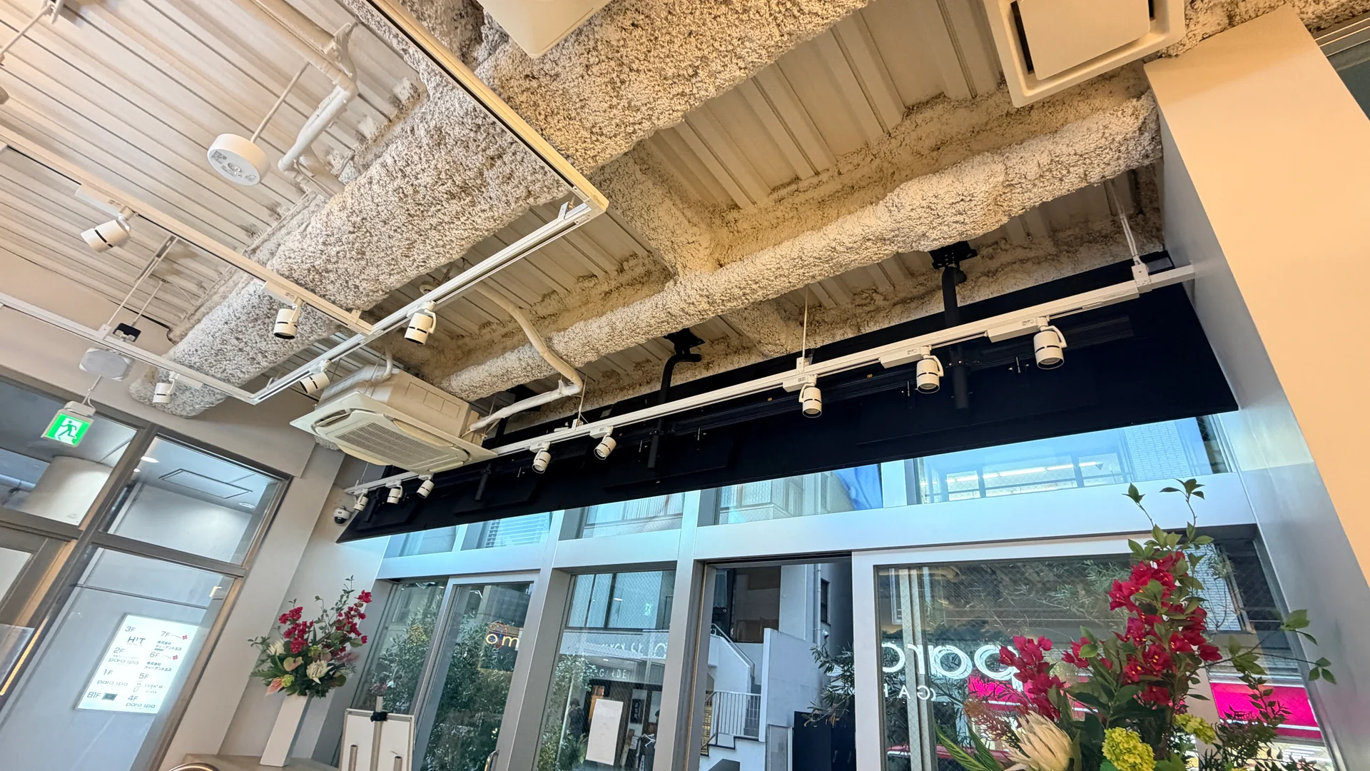para spa GARDEN SHIBUYAの店内から見た、窓面ディスプレイの天吊り設置
