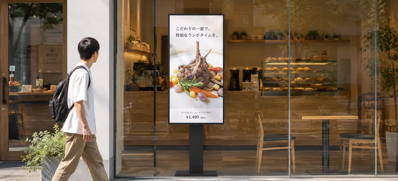 飲食店の窓面でメニューを案内するサイネージ